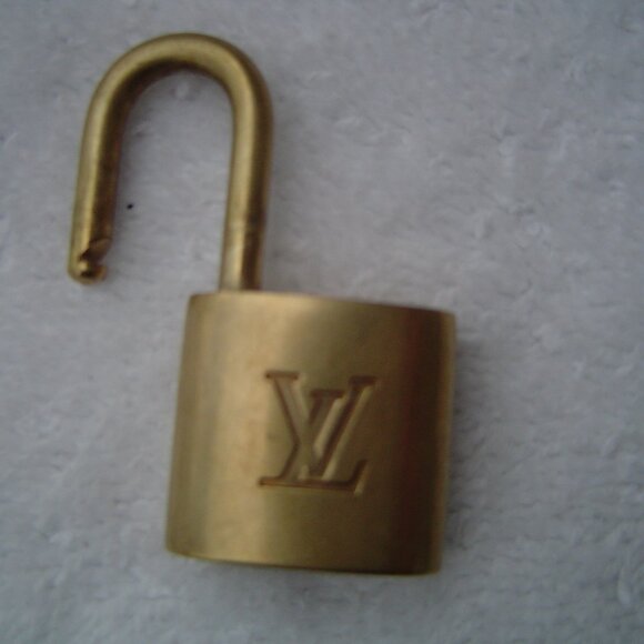 AUTHENTIC LOUIS VUITTON GOLD PADLOCK WITH KEY #307 - Picture 10 of 13
